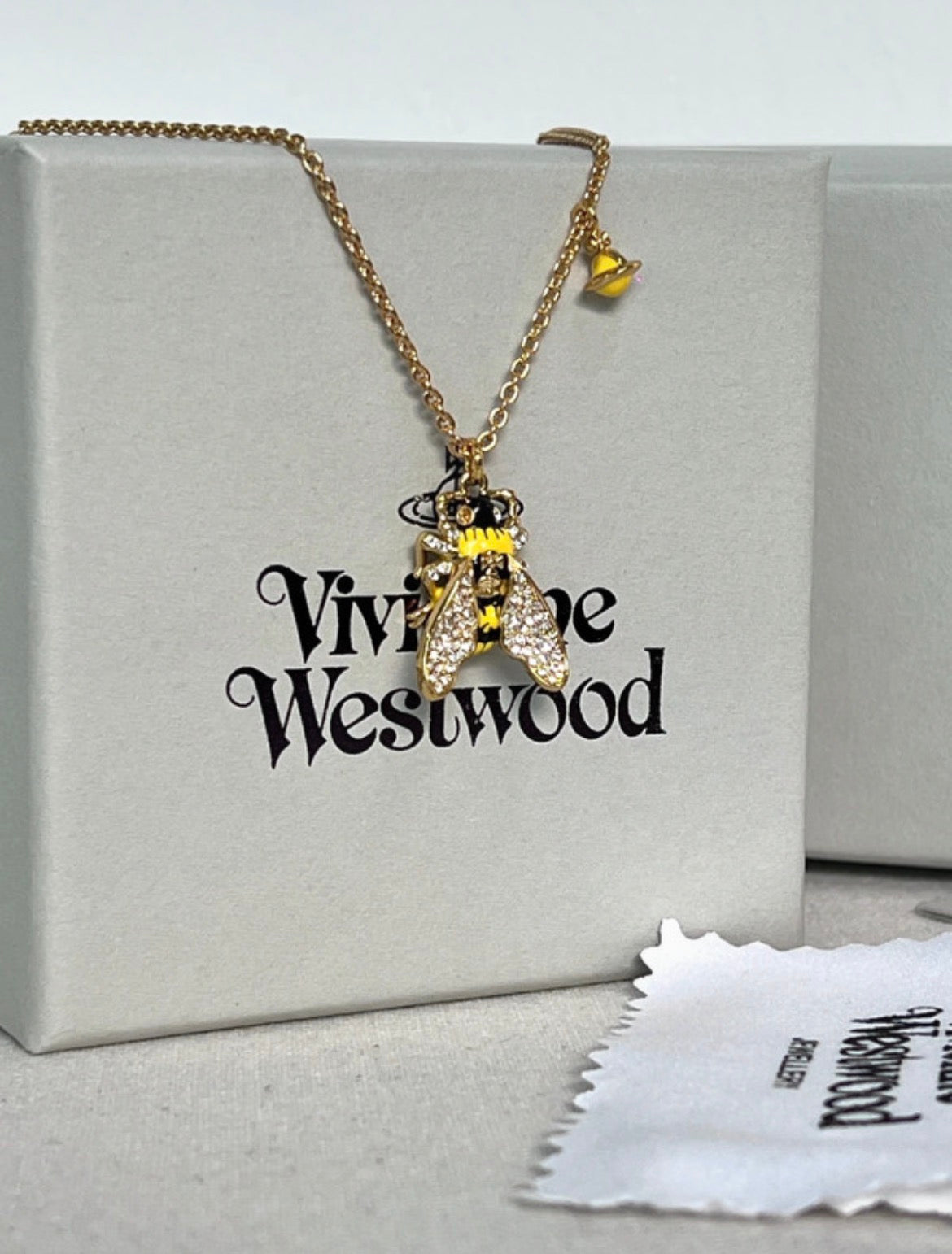 Vivienne Westwood Bee Necklace – златисто колие с пчела и кристали
