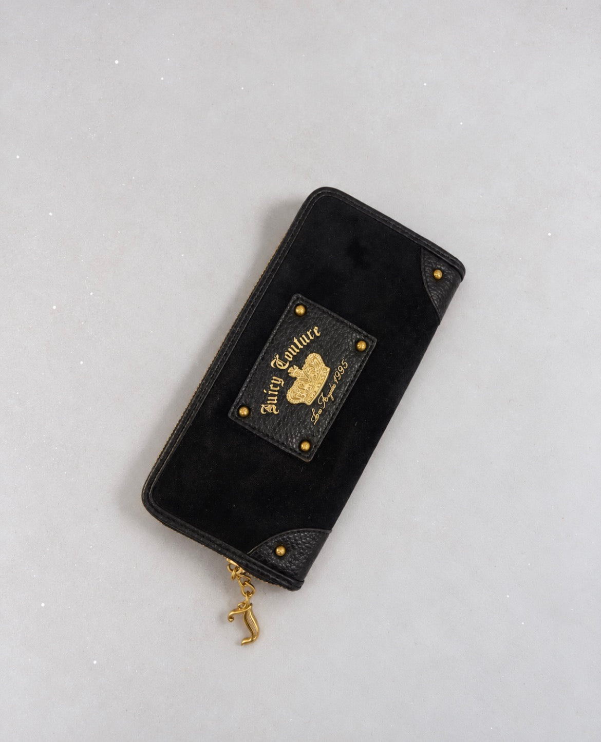 Портфейл Juicy Couture от черно кадифе със златисти детайли