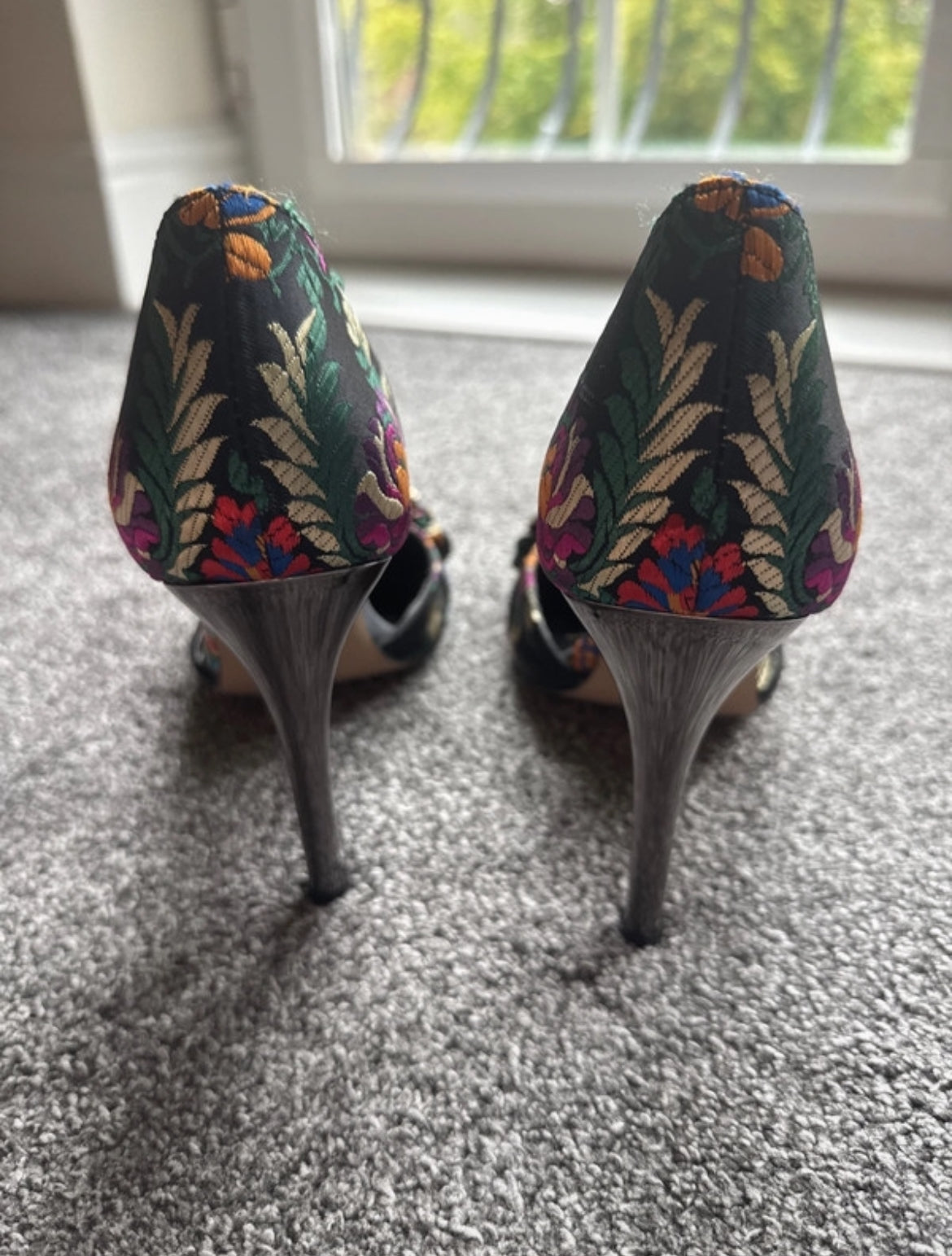 Комплект Carvela от съчетаващи се обувки и мини чанта с богат флорален принт