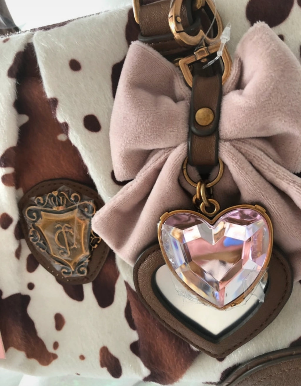Чанта Juicy Couture Romance Cow Satchel с ефектен косъм с принт тип cow print