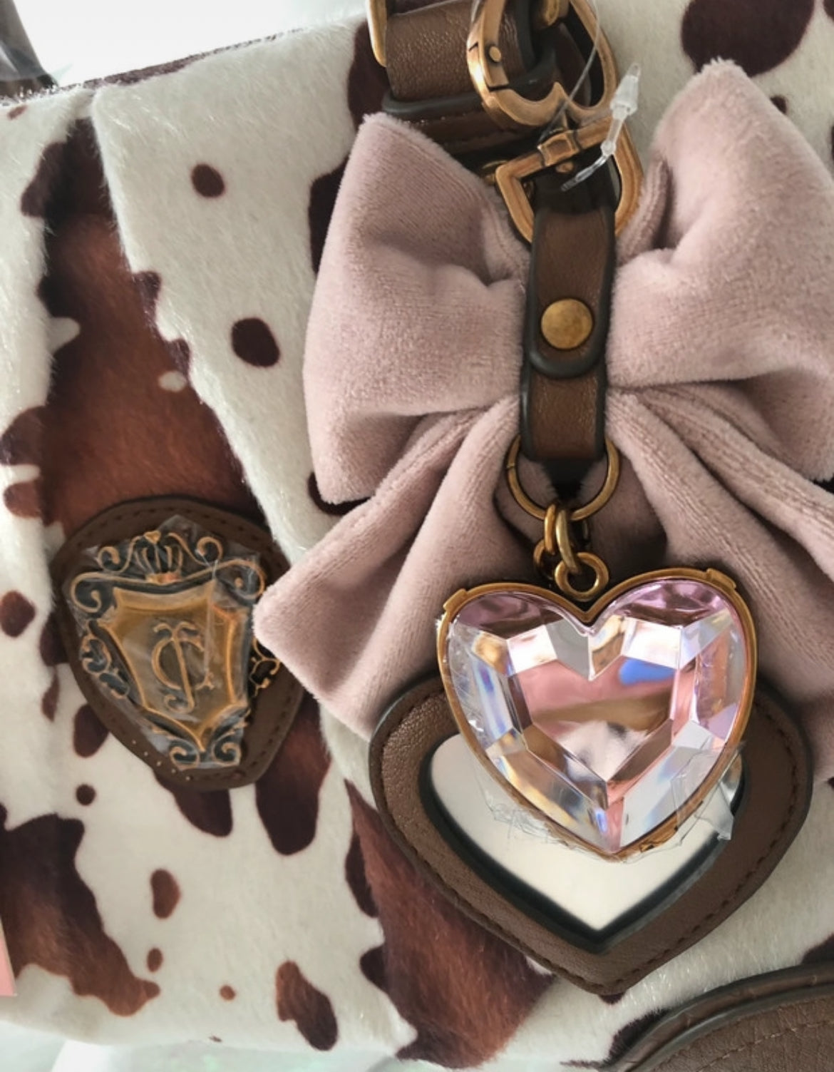 Чанта Juicy Couture Romance Cow Satchel с ефектен косъм с принт тип cow print