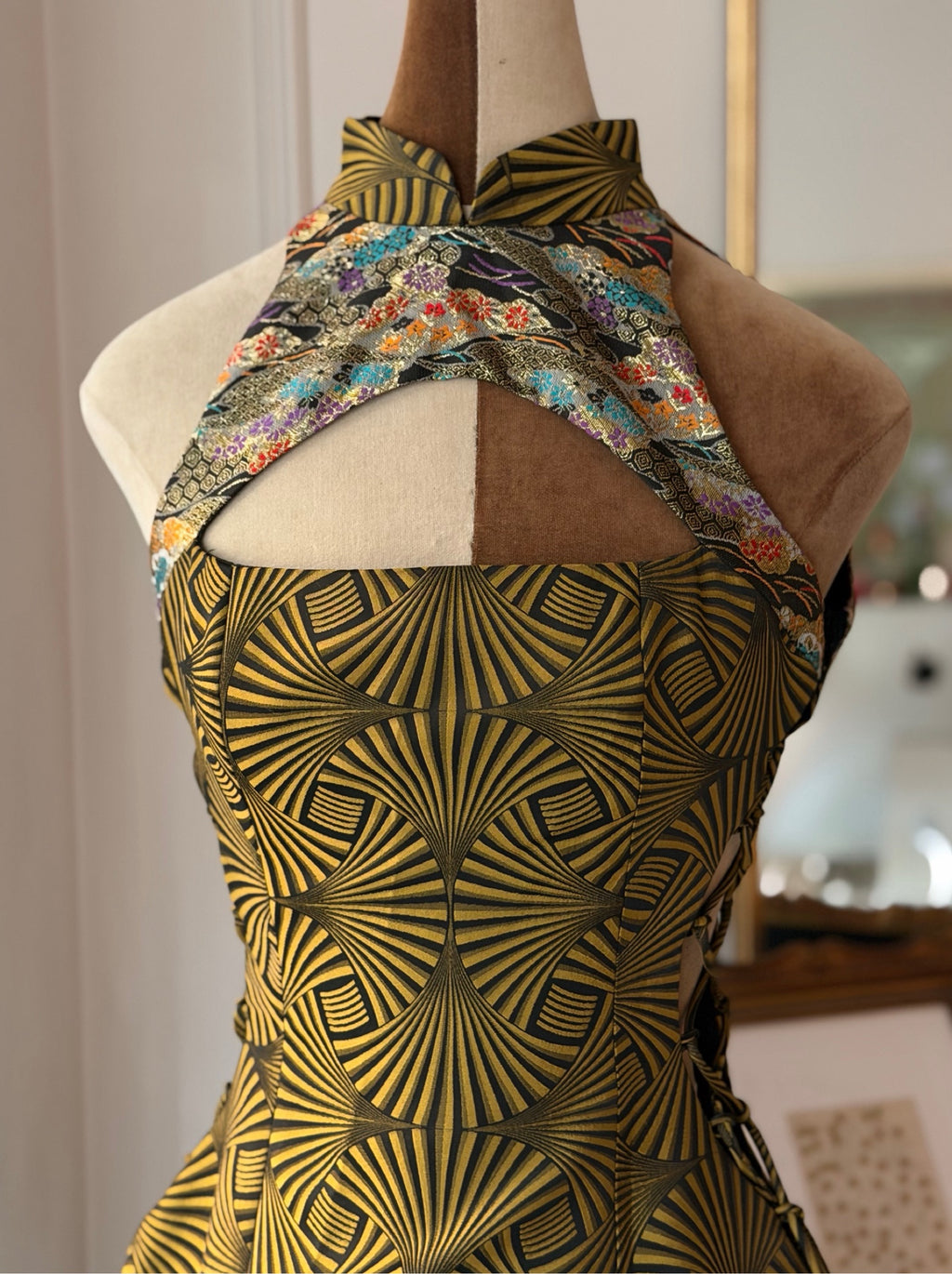 Дизайнерска мини рокля Kim Shui – Halter Brocade рокля