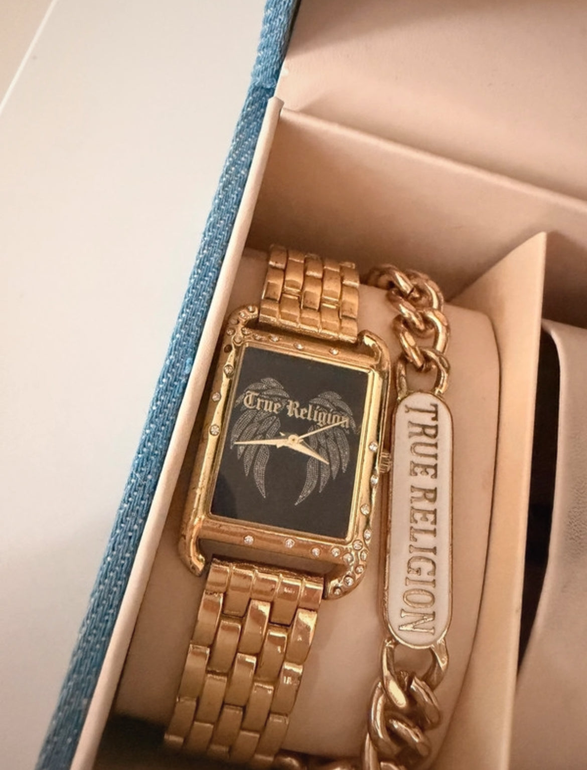 True Religion часовник с matching charm bracelet в златисто покритие