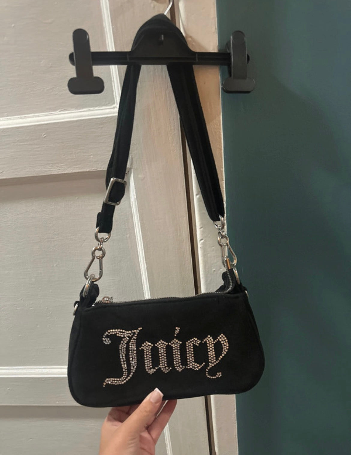 Черна Y2K чанта Juicy Couture с блестящо лого от кристали