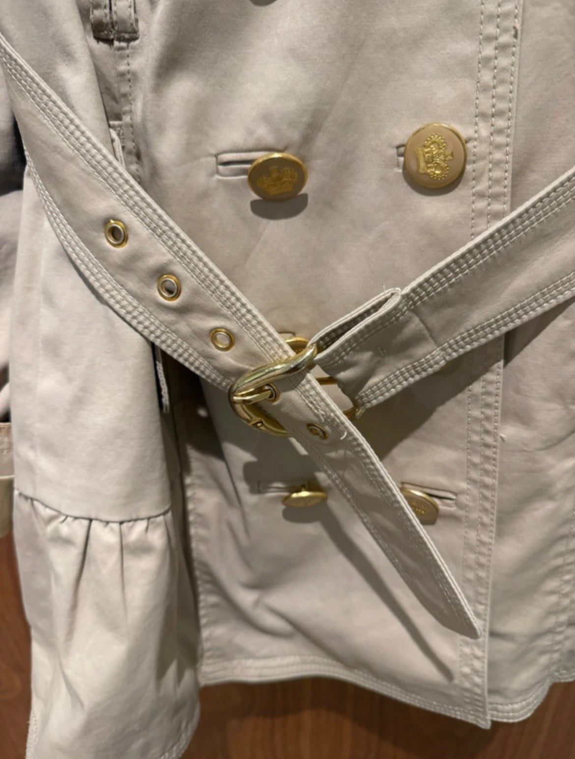 Juicy Couture Y2K бежов тренчкот със златисти копчета