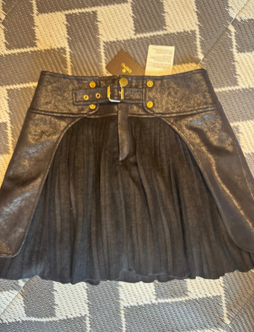 CAYNU Faux Leather & Pleated пола
