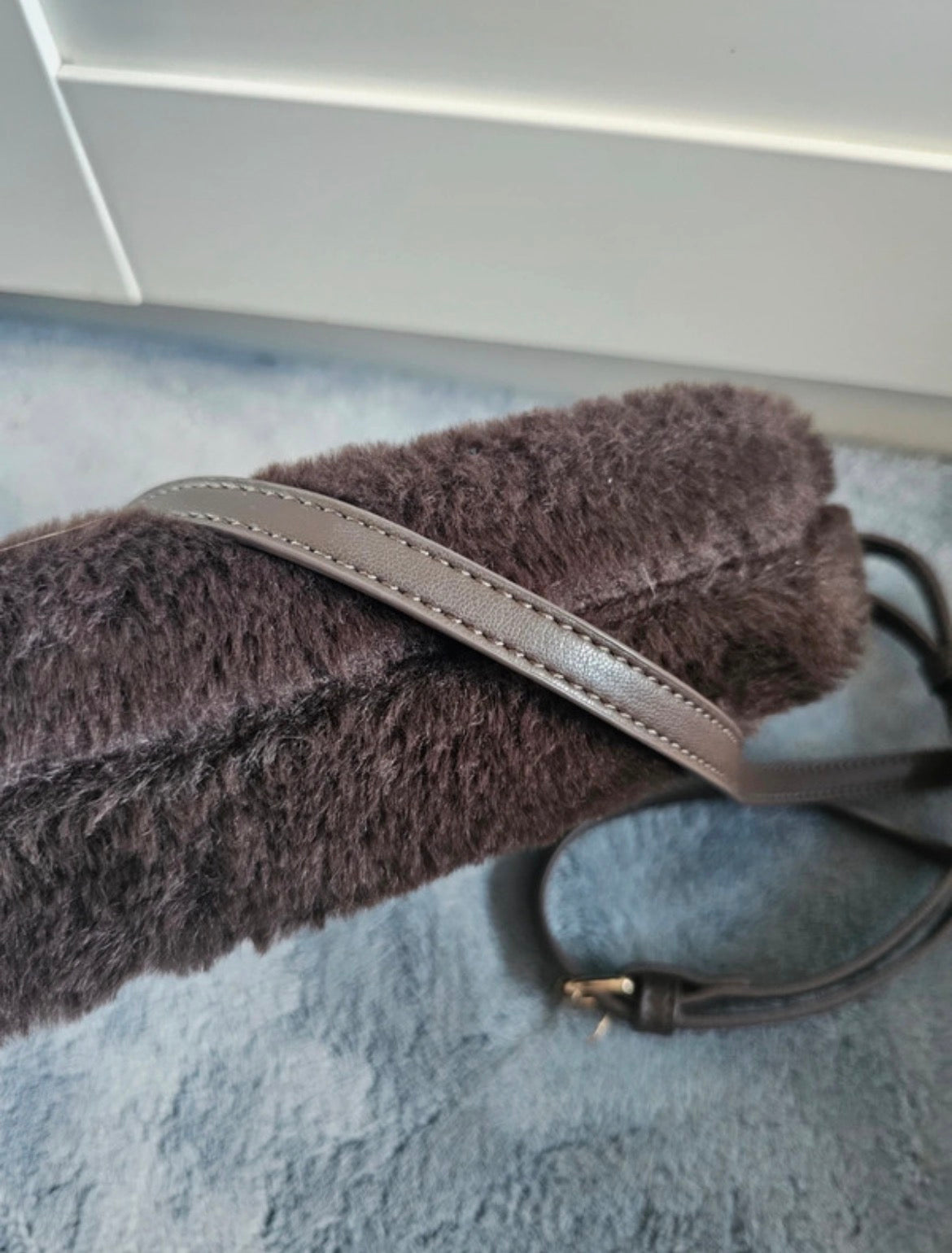 Dune Faux Fur Mini Crossbody чанта