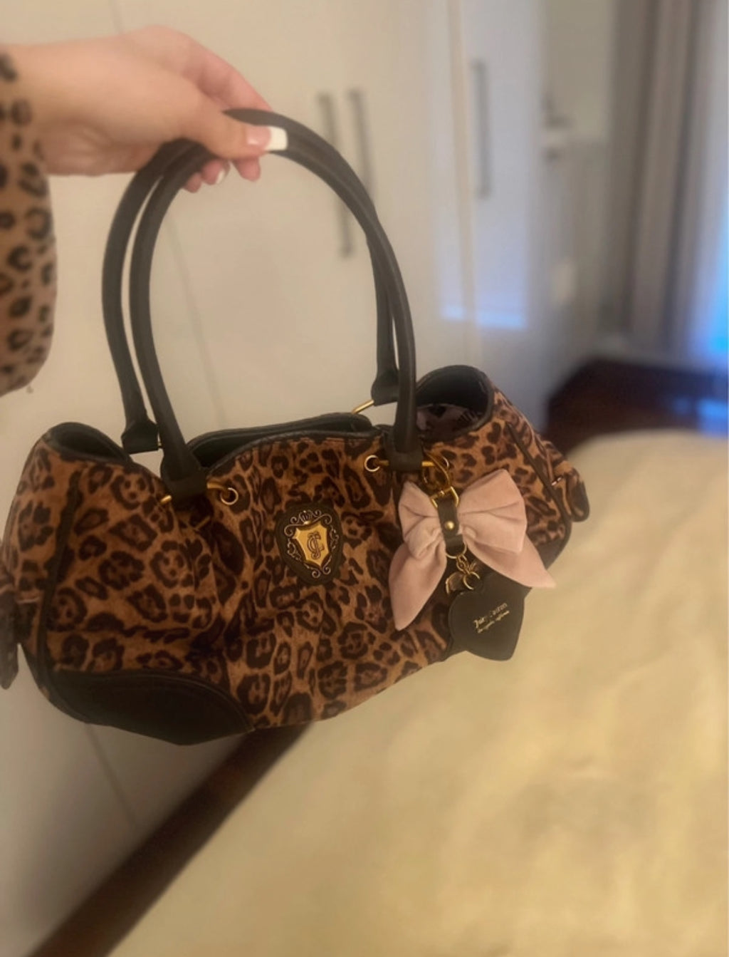 Juicy Couture леопардова bowler чанта
