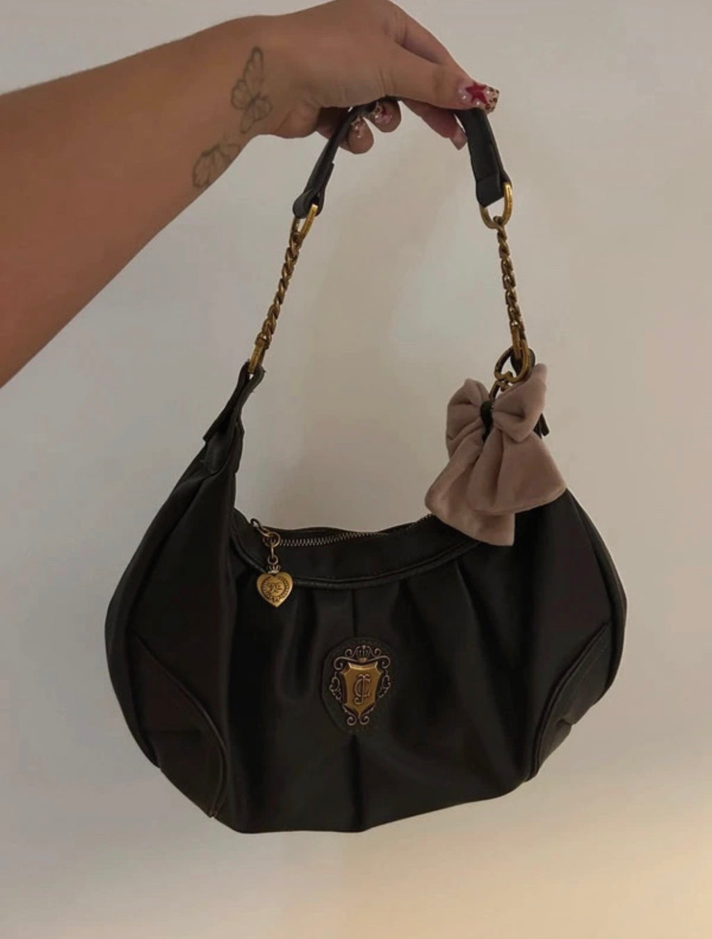 Juicy Couture Y2K кафява hobo чанта със златисти детайли
