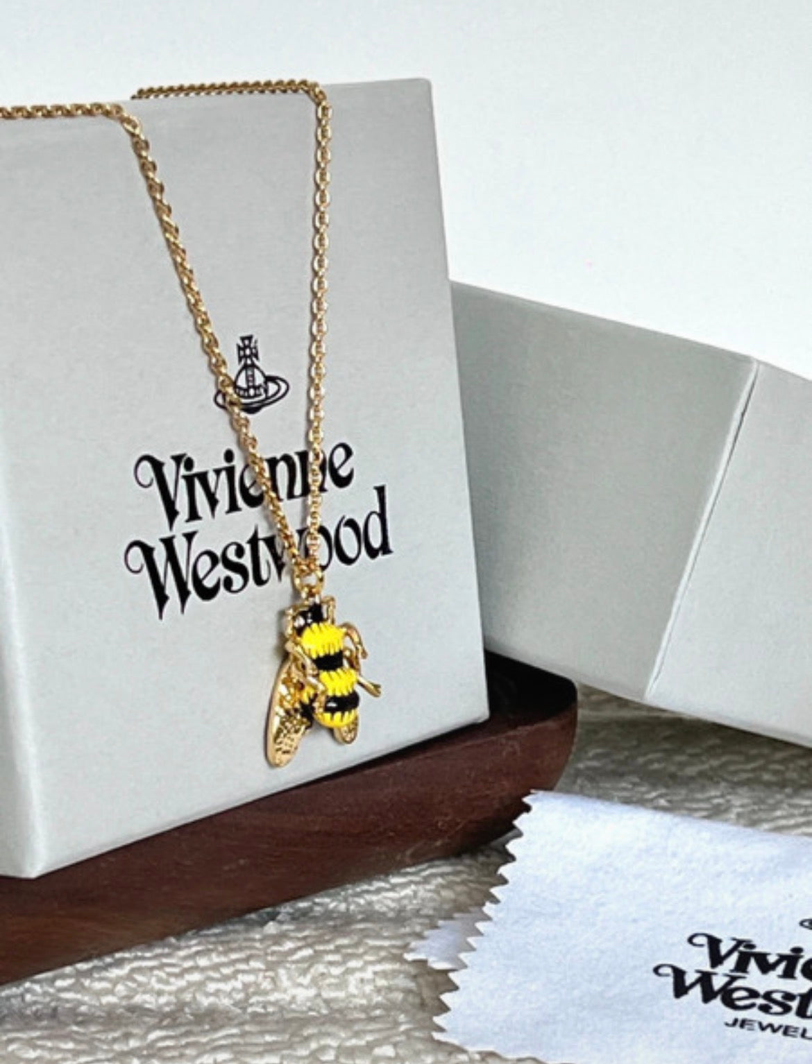 Vivienne Westwood Bee Necklace – златисто колие с пчела и кристали