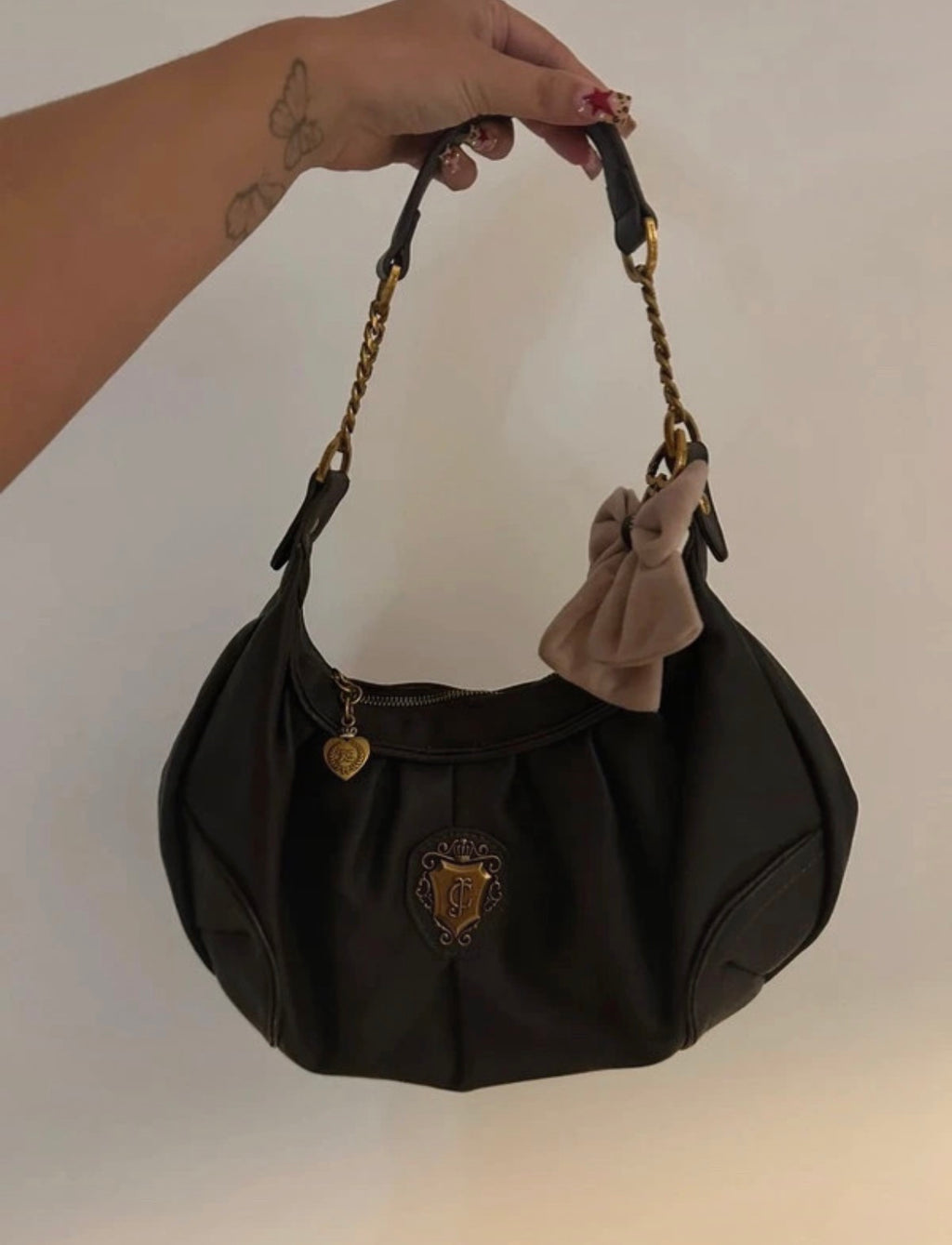 Juicy Couture Y2K кафява hobo чанта със златисти детайли