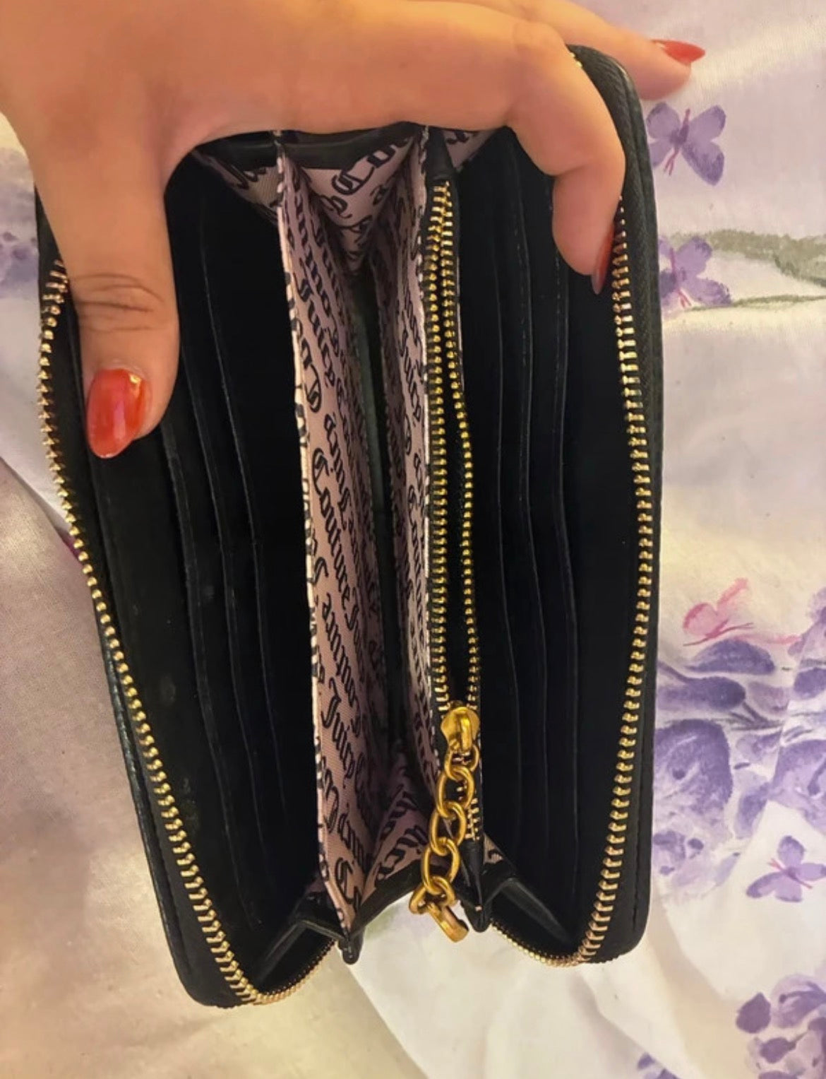 Портфейл Juicy Couture от черно кадифе със златисти детайли