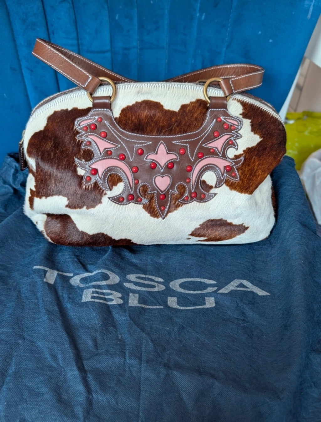 Италианска дизайнерска чанта Tosca Blu, изработена от 100% естествена кожа с естествен косъм (hair-on-hide)