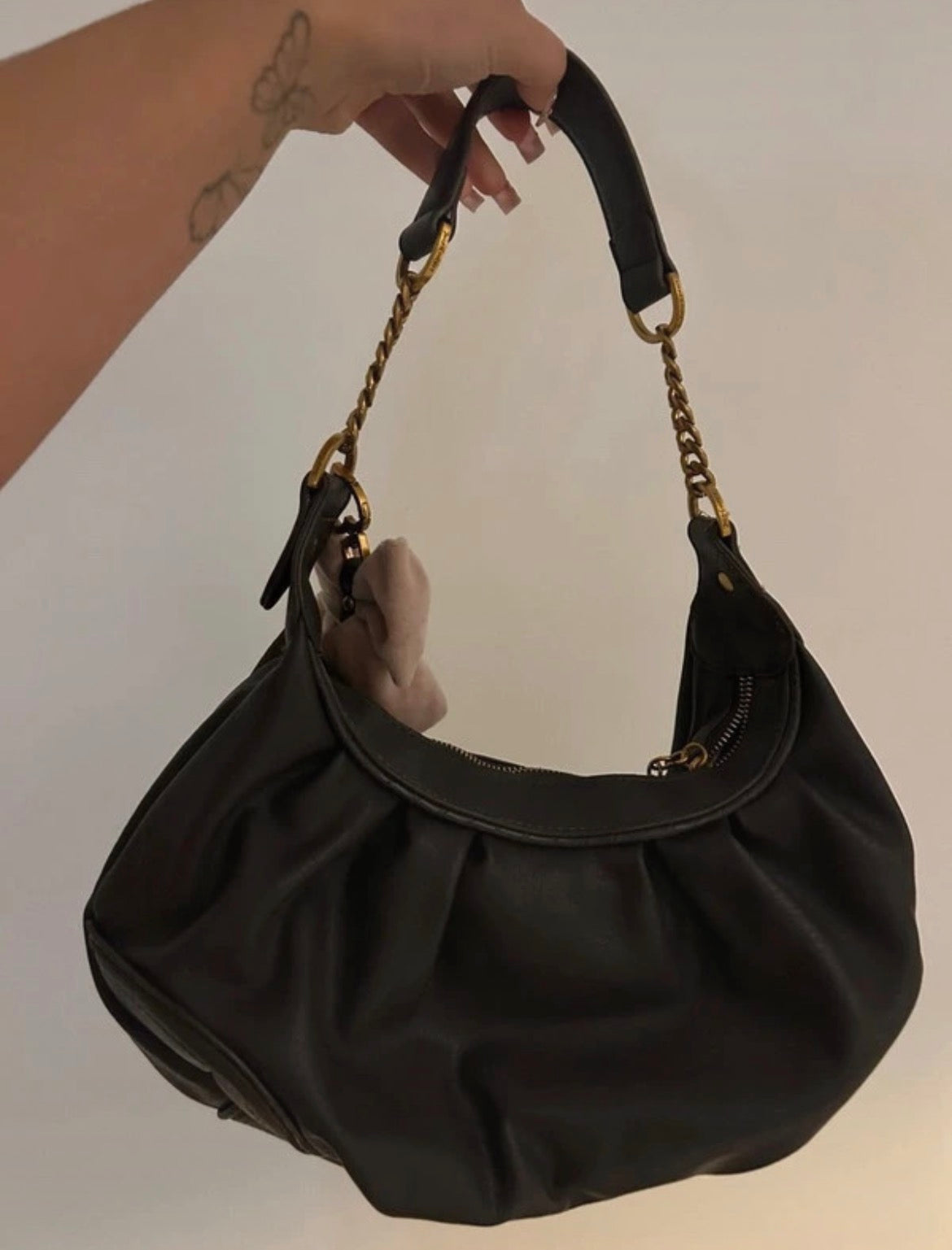 Juicy Couture Y2K кафява hobo чанта със златисти детайли