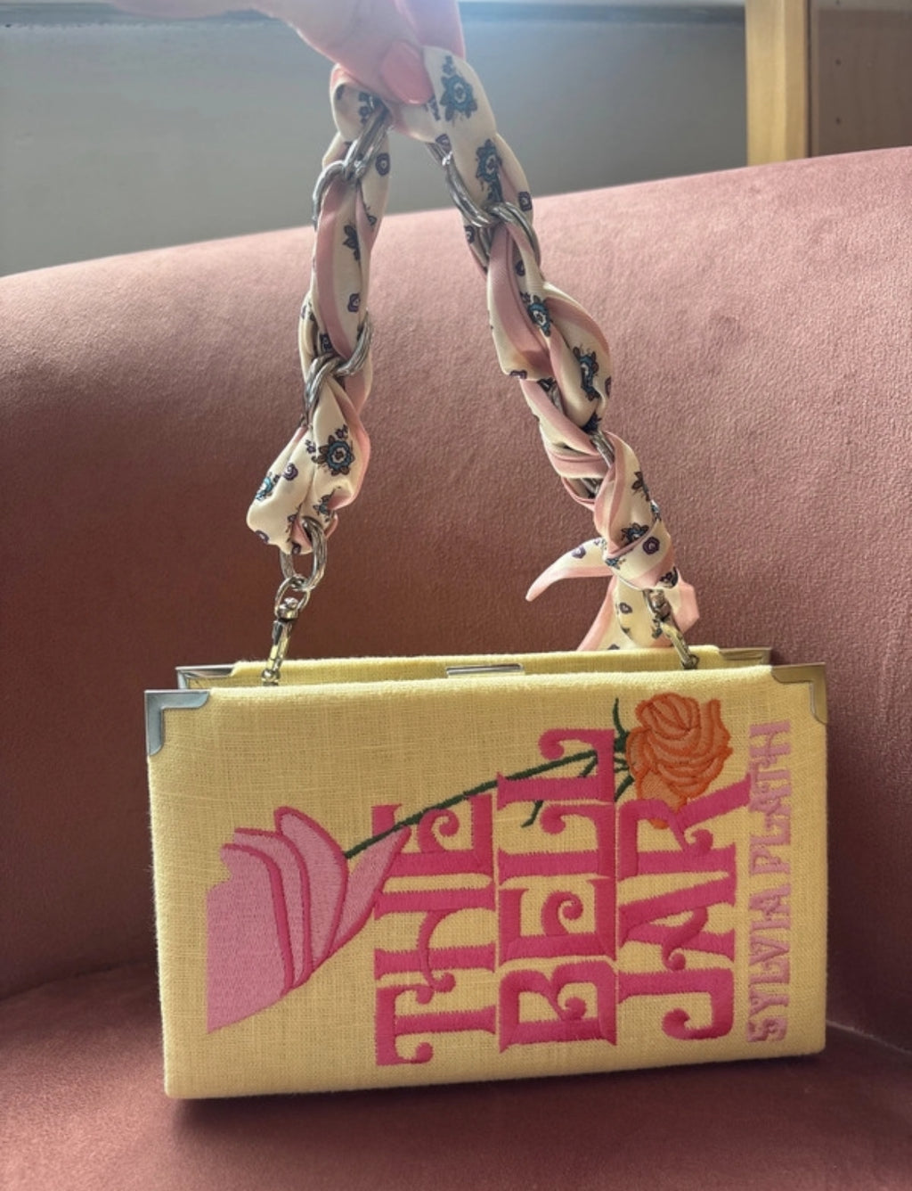 Ръчно изработена клъч чанта във формата на книгата The Bell Jar от Sylvia Plath