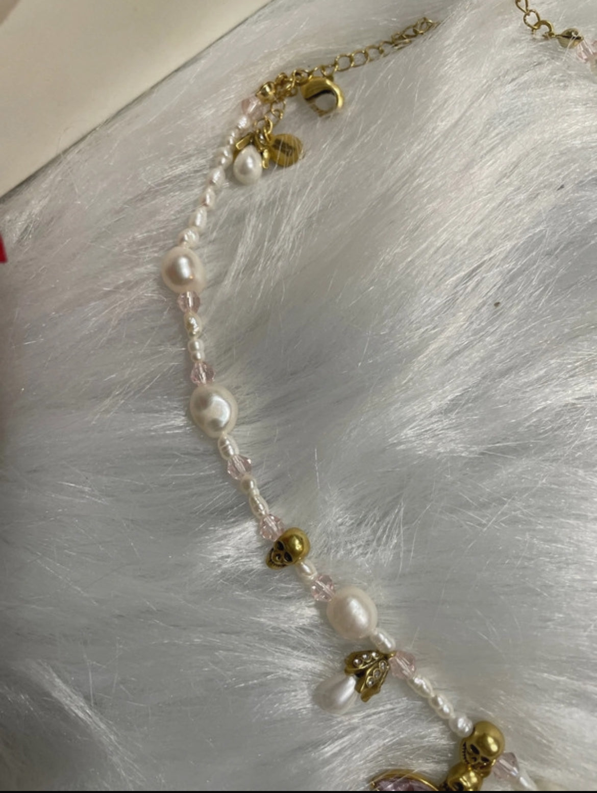 Колие Alexander McQueen с естествени перли и кристален медальон