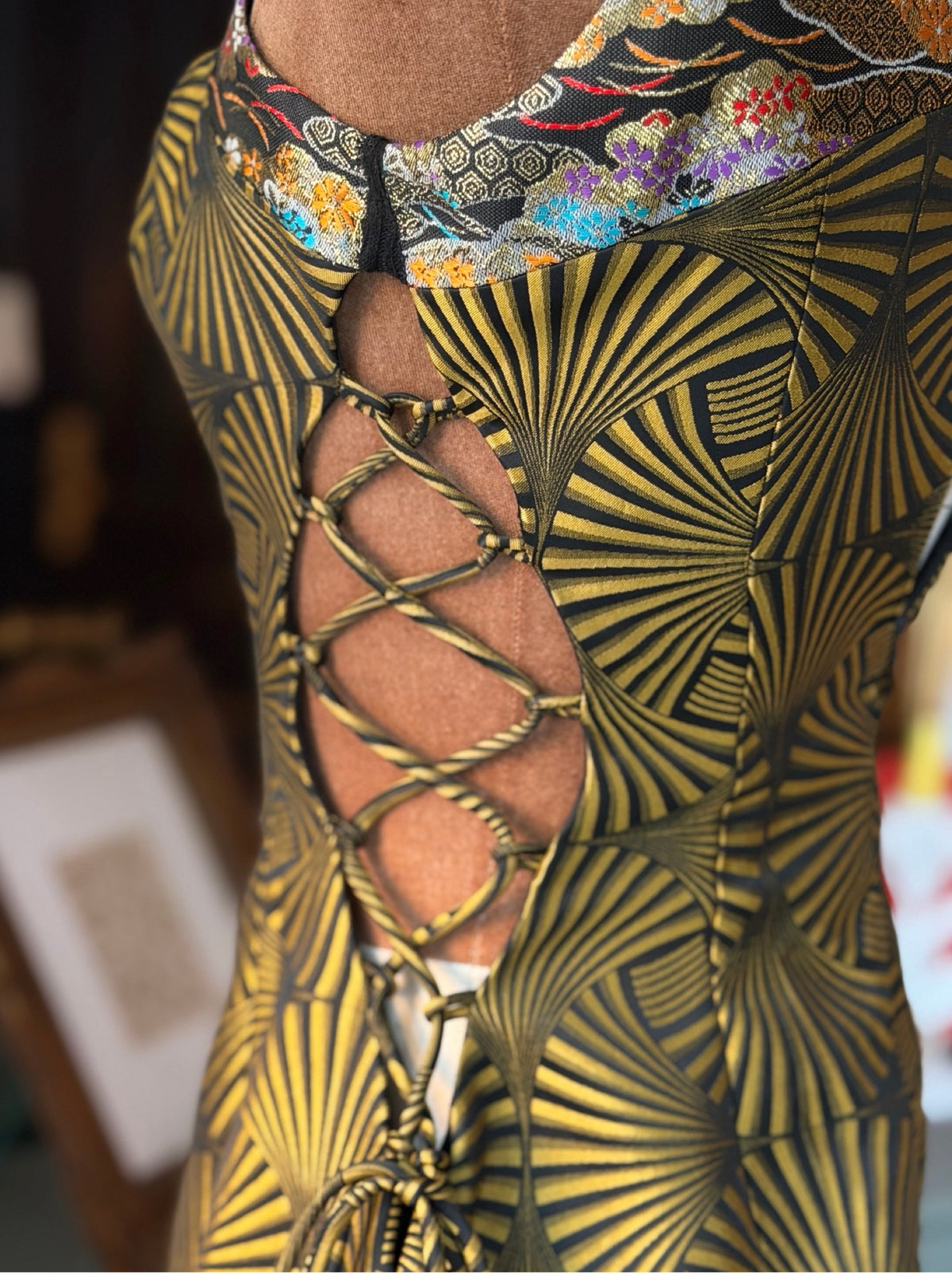 Дизайнерска мини рокля Kim Shui – Halter Brocade рокля