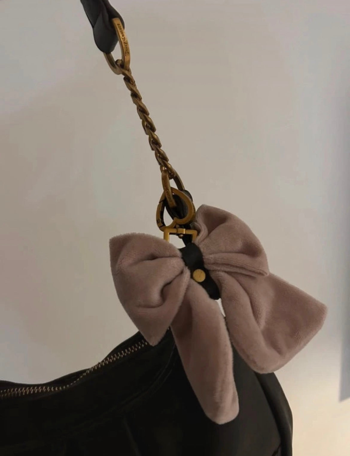 Juicy Couture Y2K кафява hobo чанта със златисти детайли