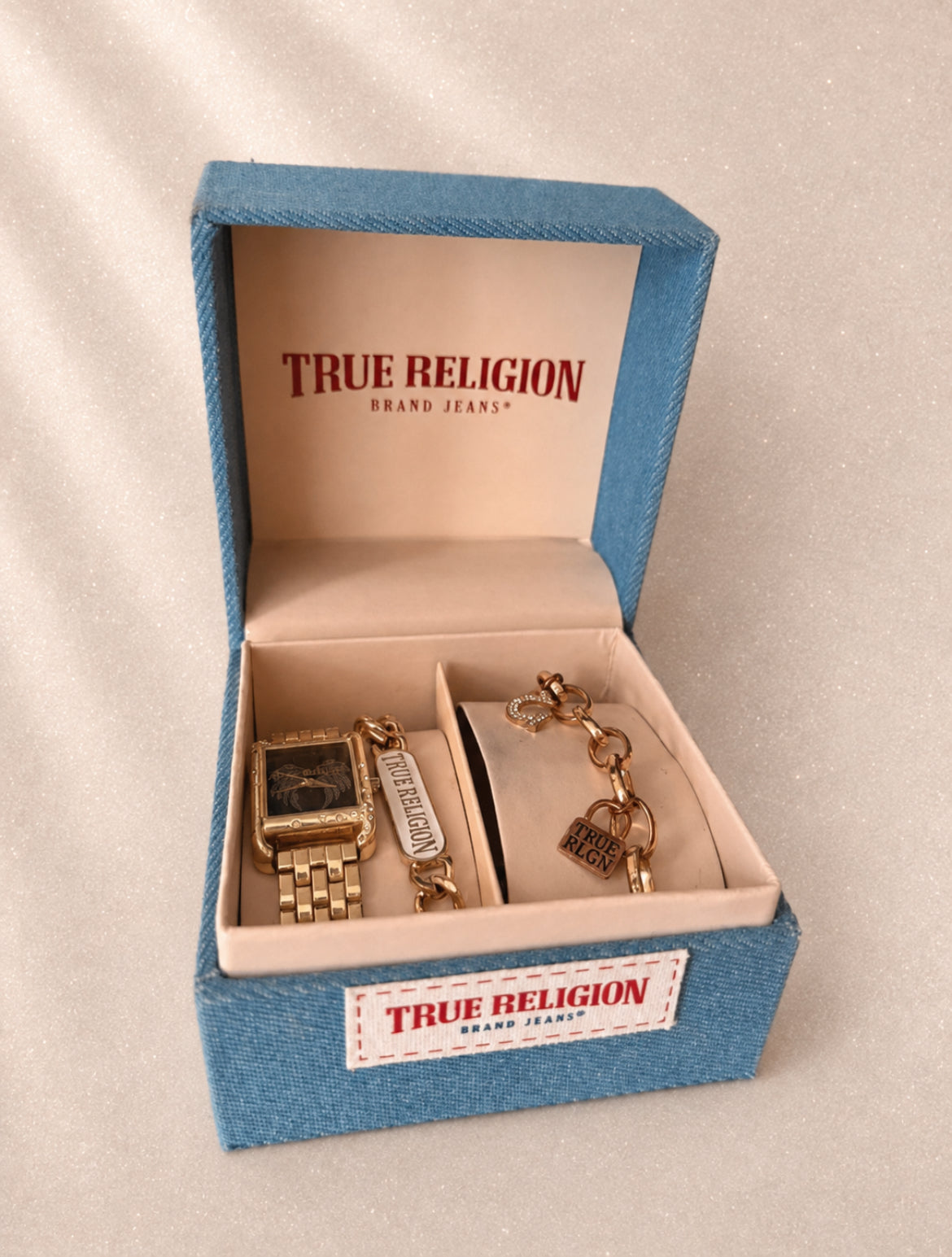 True Religion часовник с matching charm bracelet в златисто покритие