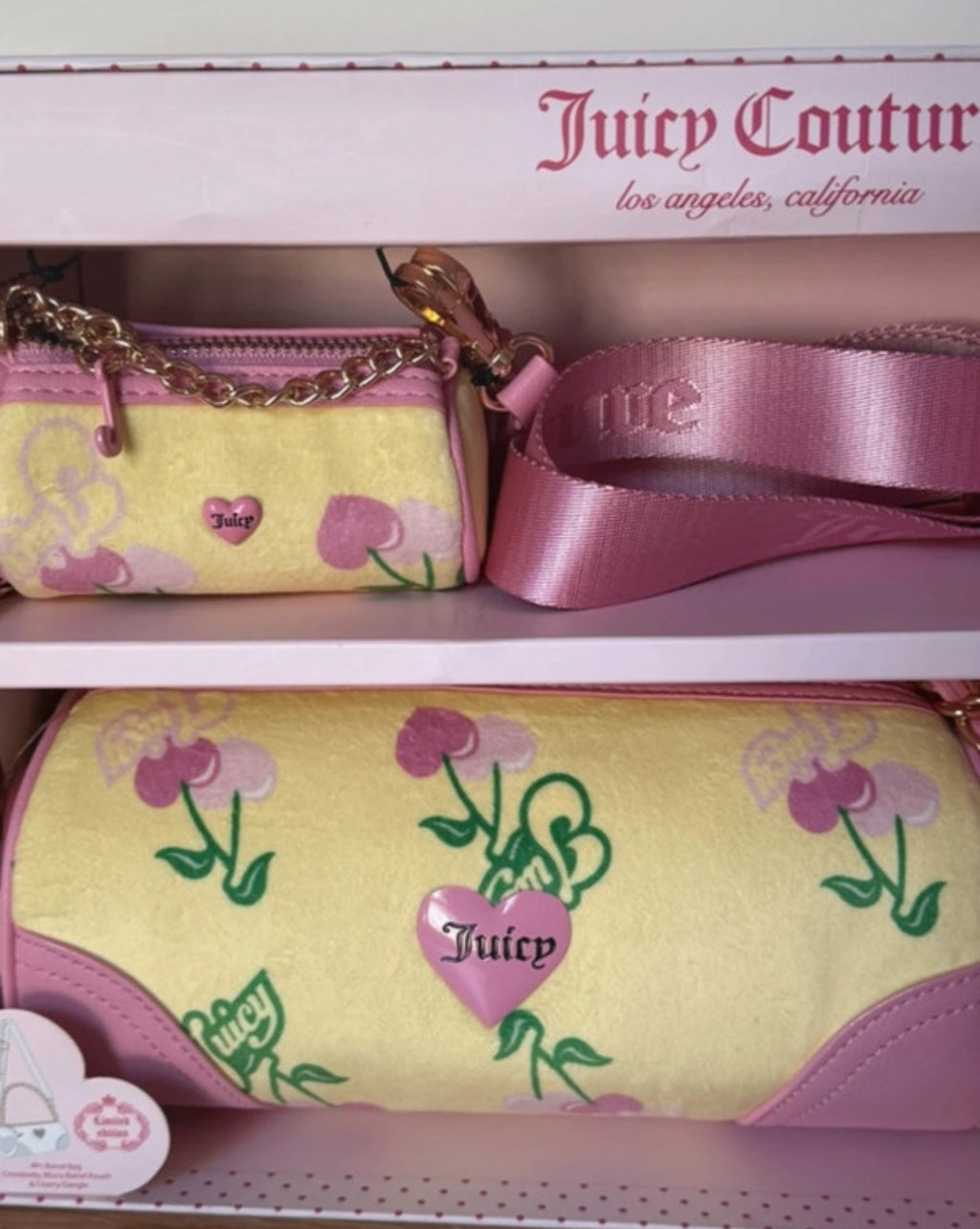 Лимитиран комплект Juicy Couture с емблематична barrel bag, мини pouch, crossbody презрамка и черешов charm