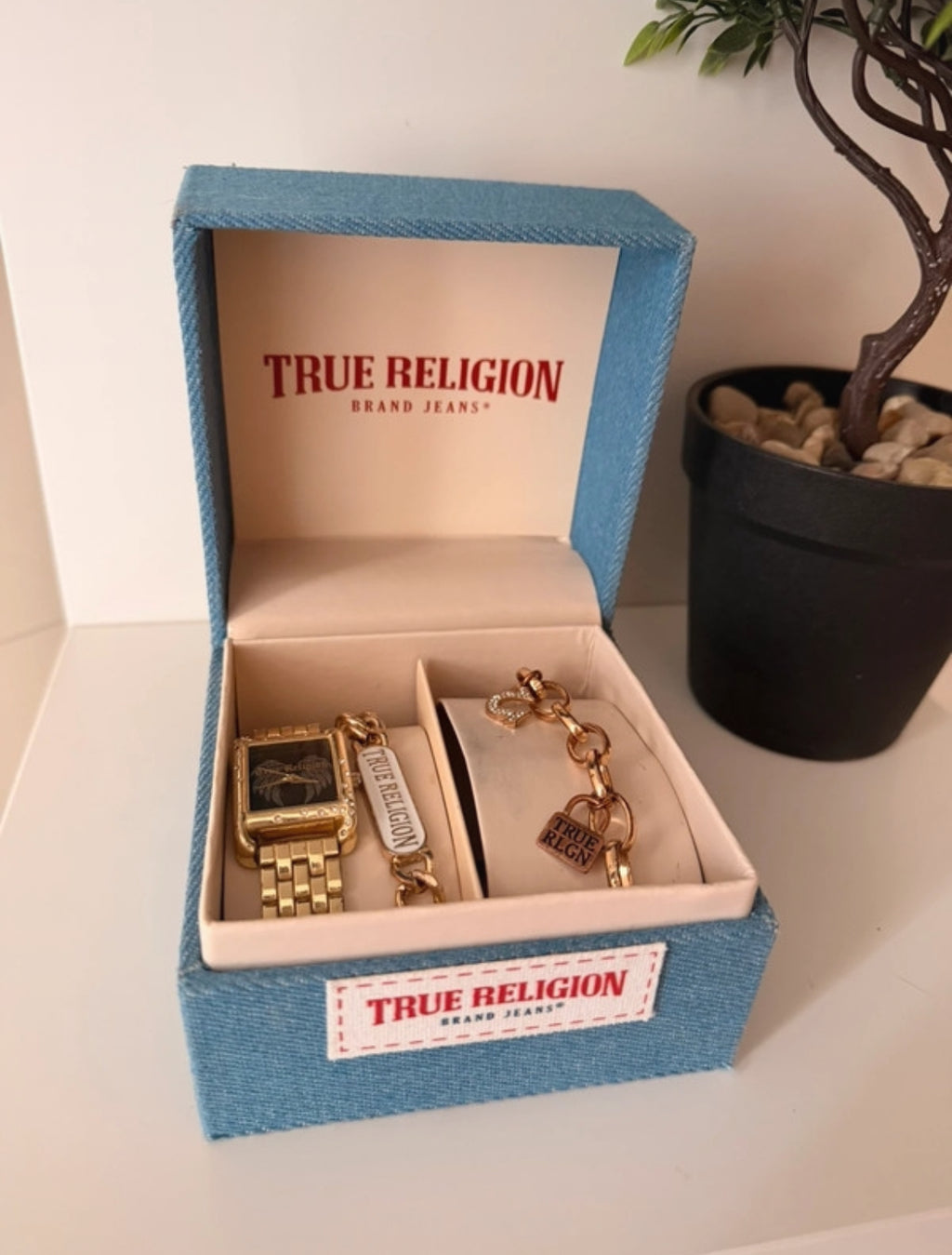 True Religion часовник с matching charm bracelet в златисто покритие
