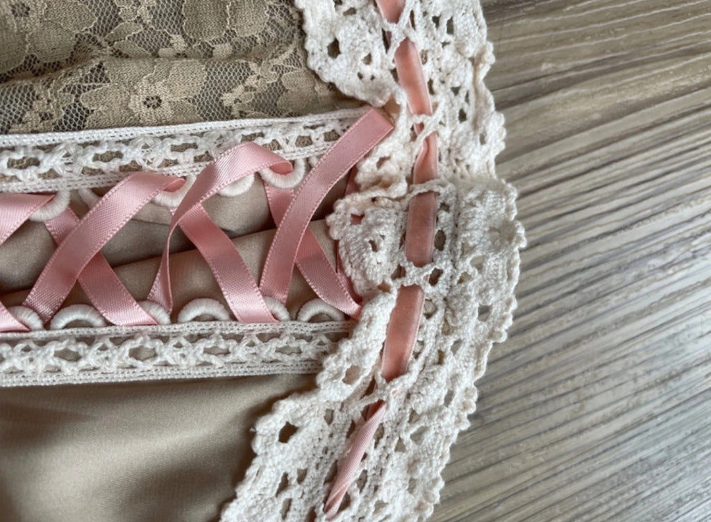 Urban Outfitters Light Before Dark дантелен корсетен топ
