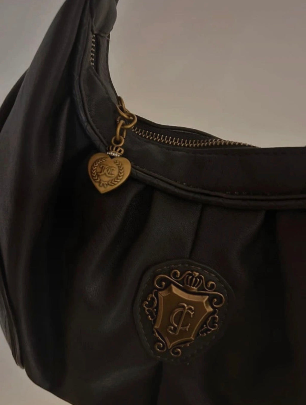 Juicy Couture Y2K кафява hobo чанта със златисти детайли