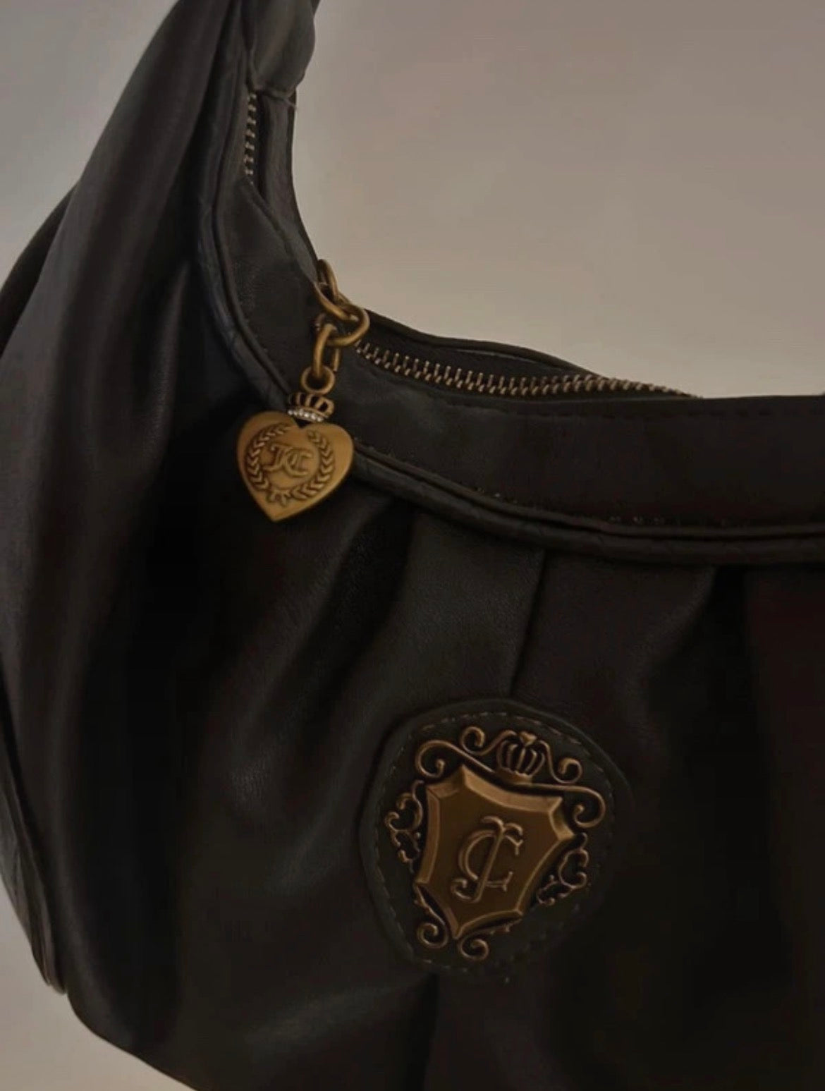 Juicy Couture Y2K кафява hobo чанта със златисти детайли