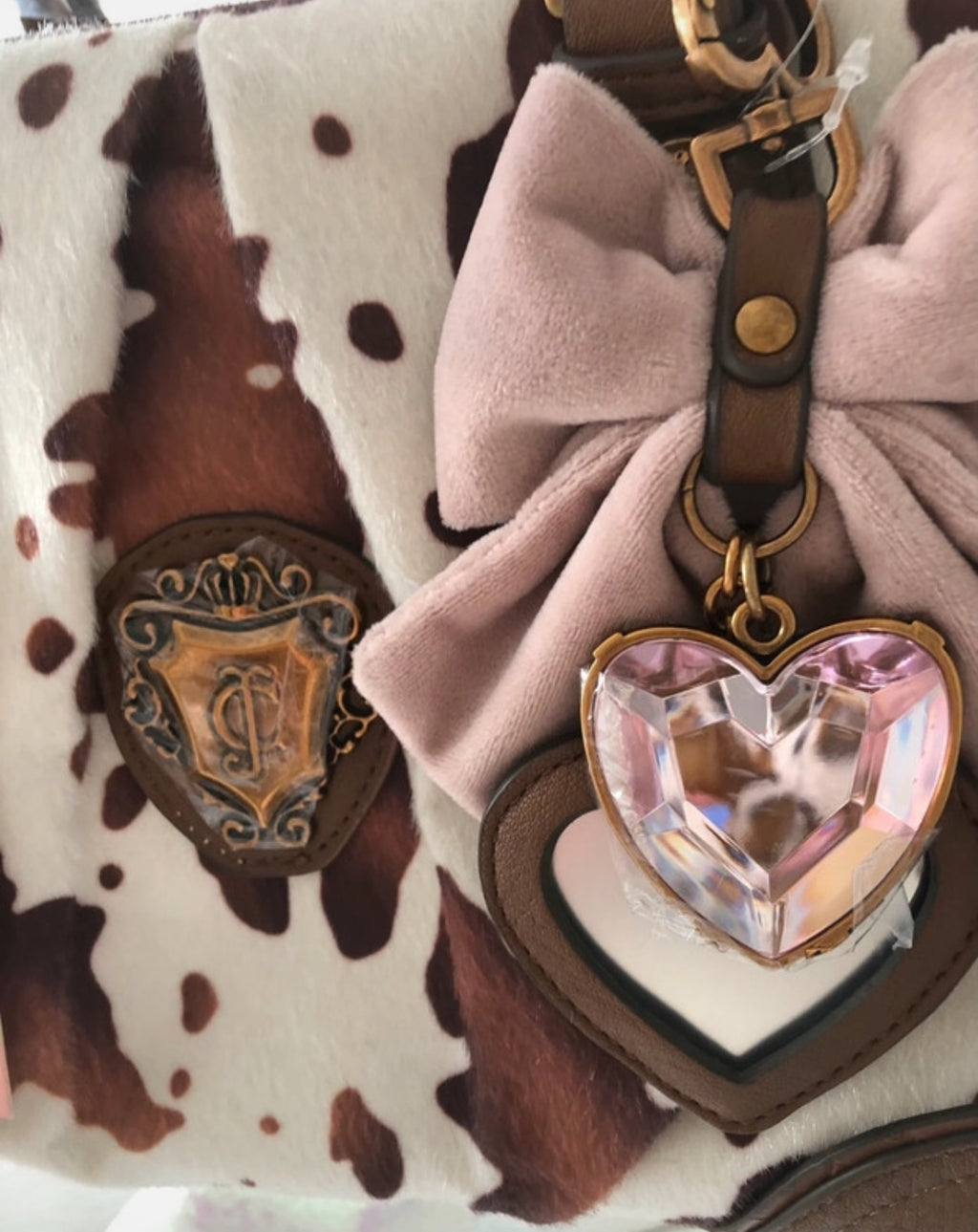 Чанта Juicy Couture Romance Cow Satchel с ефектен косъм с принт тип cow print