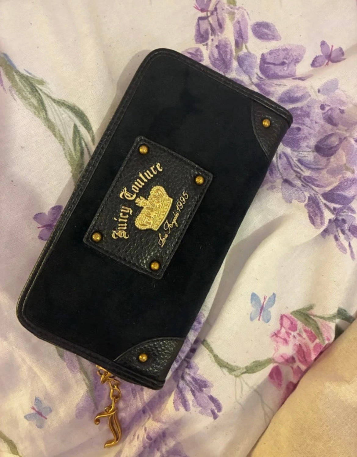 Портфейл Juicy Couture от черно кадифе със златисти детайли