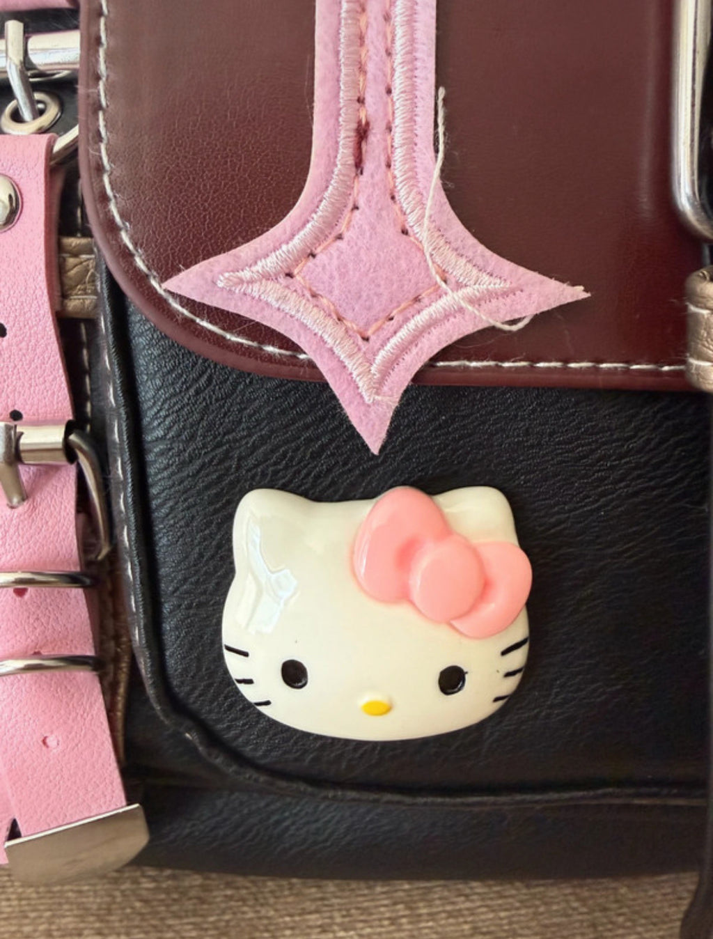 Y2K чанта с Hello Kitty детайли