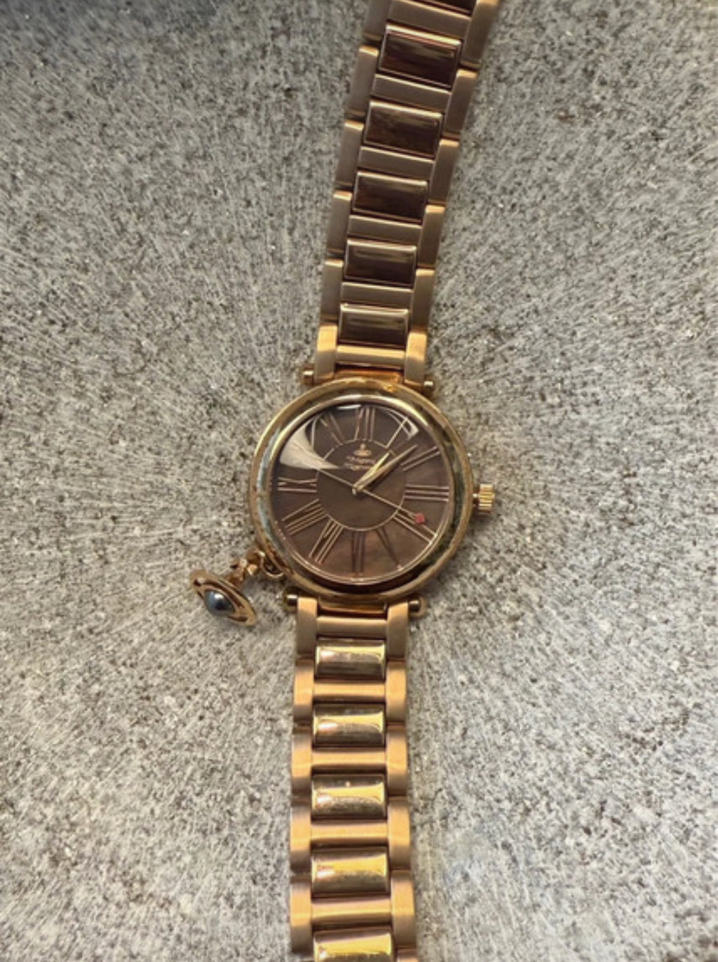 Vivienne Westwood Mother Orb часовник в rose-gold нюанс