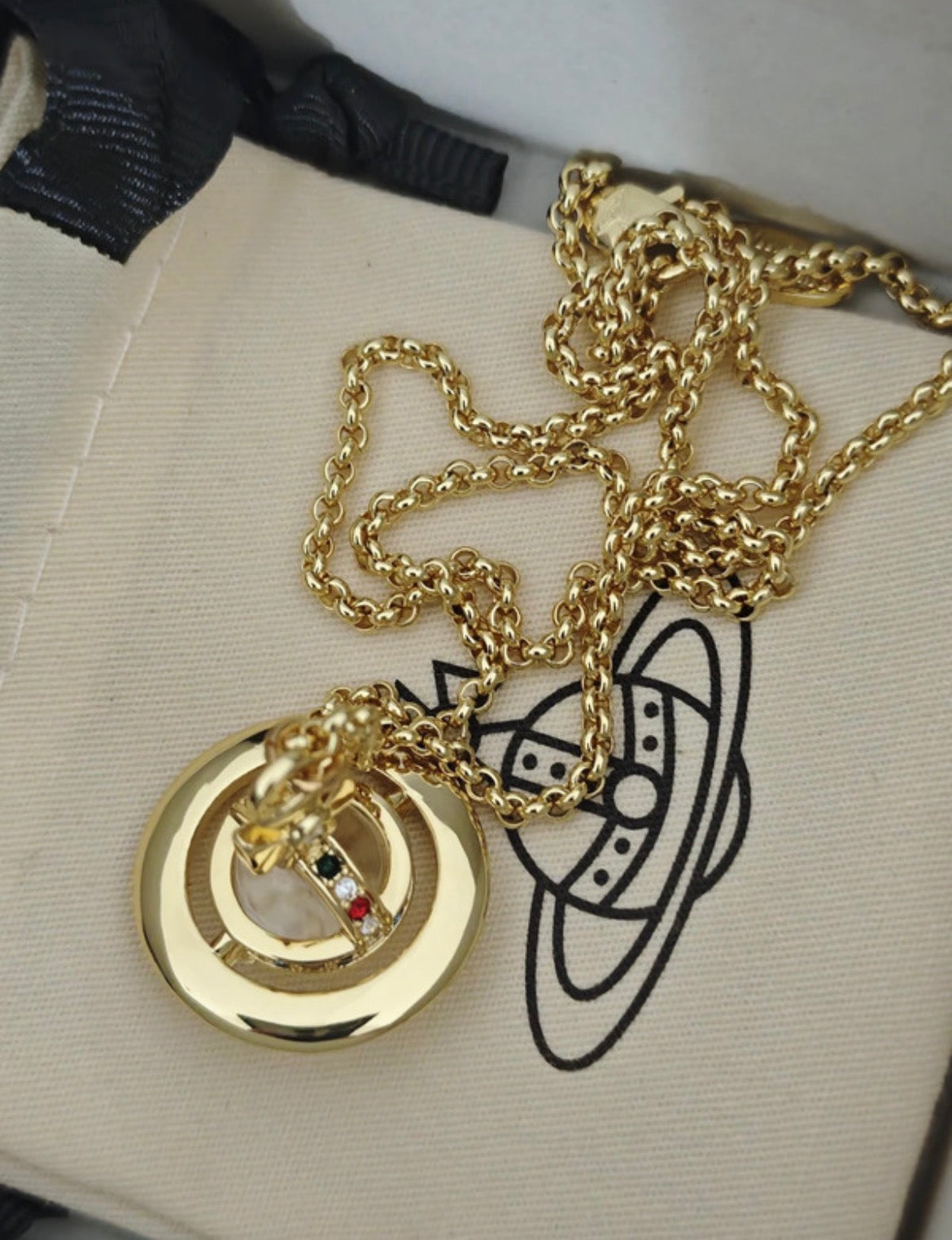 Vivienne Westwood златисто колие с Orb висулка и цветни кристали