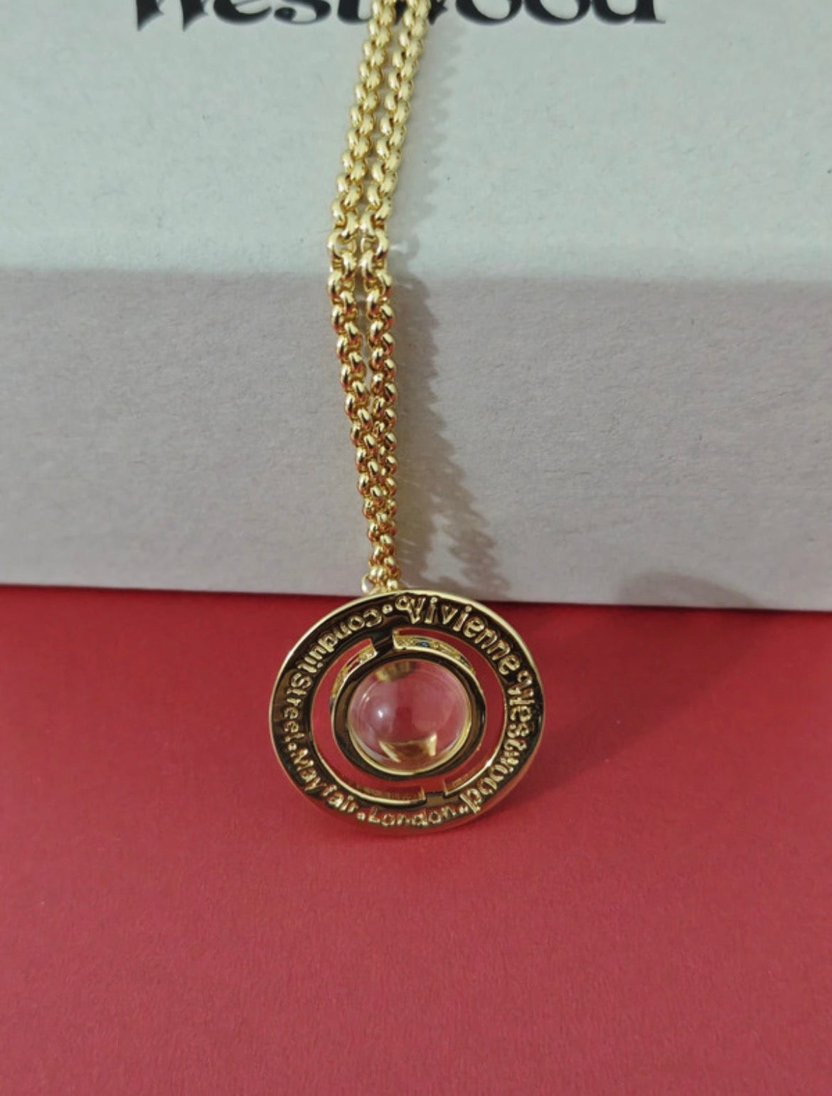 Vivienne Westwood златисто колие с Orb висулка и цветни кристали