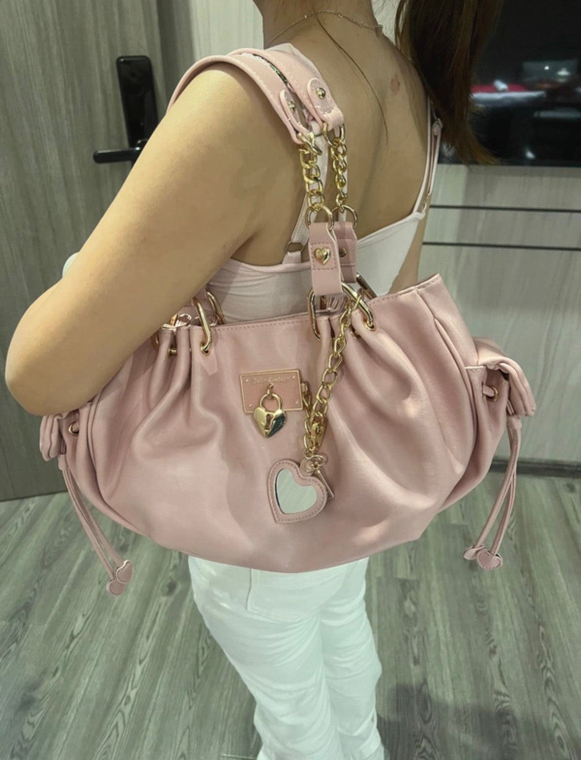 Juicy Couture Y2K розова чанта със златисти сърца и висулка
