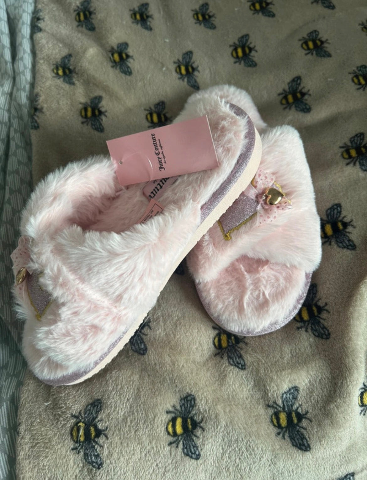 Juicy Couture пухкави розови пантофи с коронки и панделки