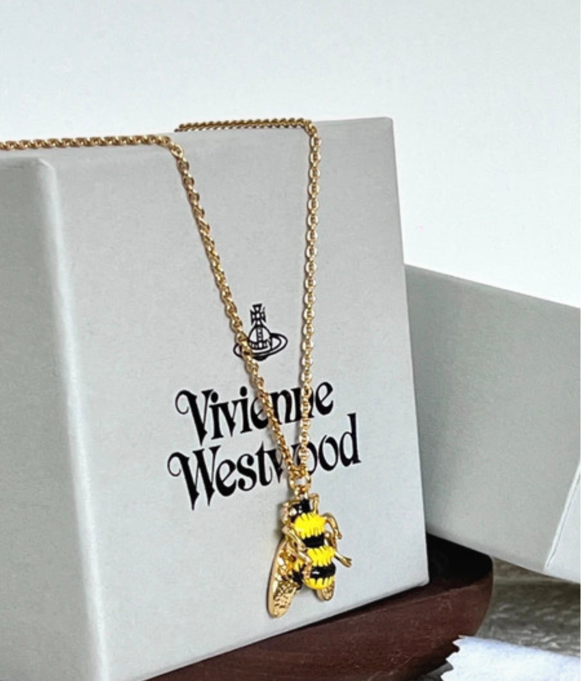 Vivienne Westwood Bee Necklace – златисто колие с пчела и кристали