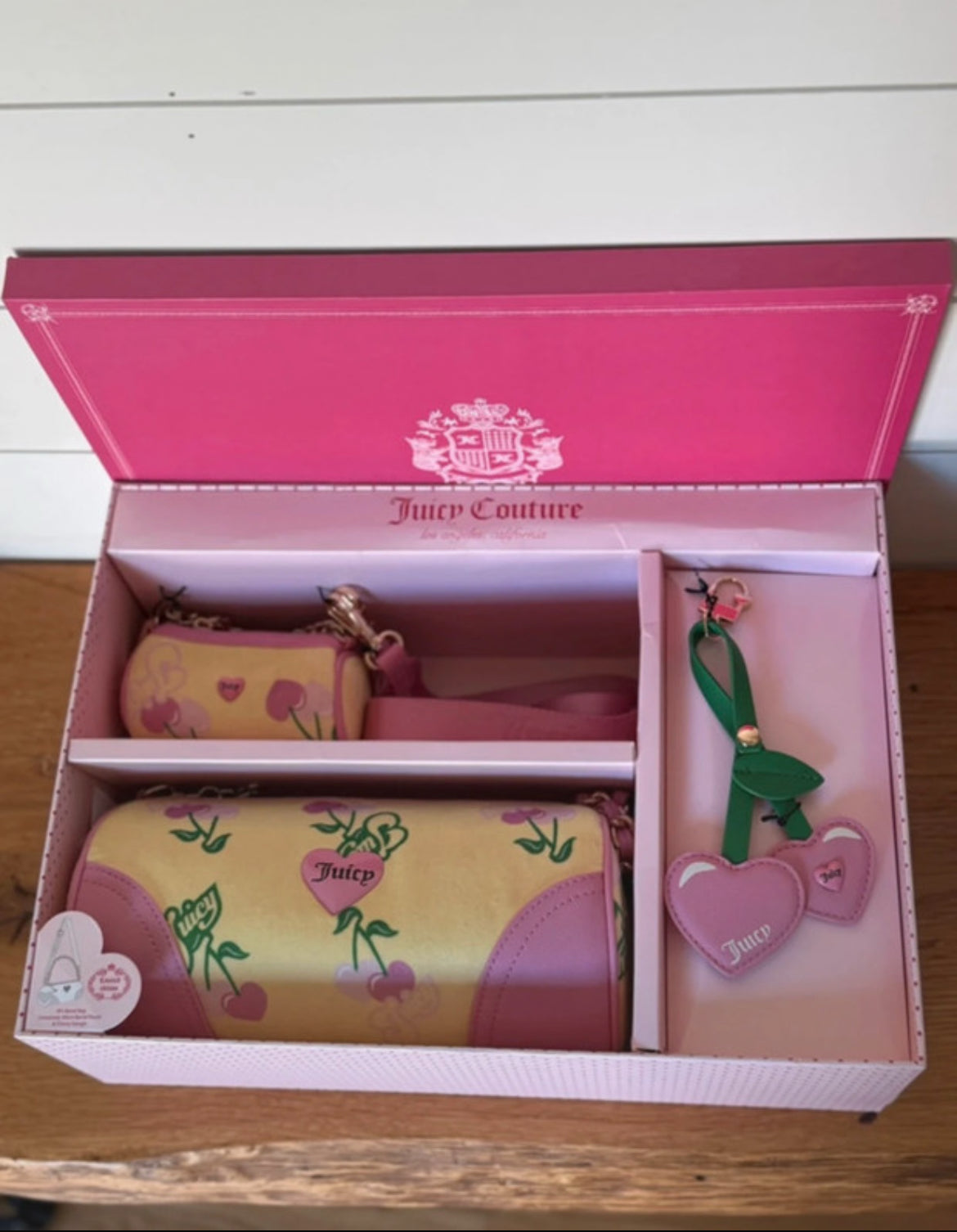 Лимитиран комплект Juicy Couture с емблематична barrel bag, мини pouch, crossbody презрамка и черешов charm
