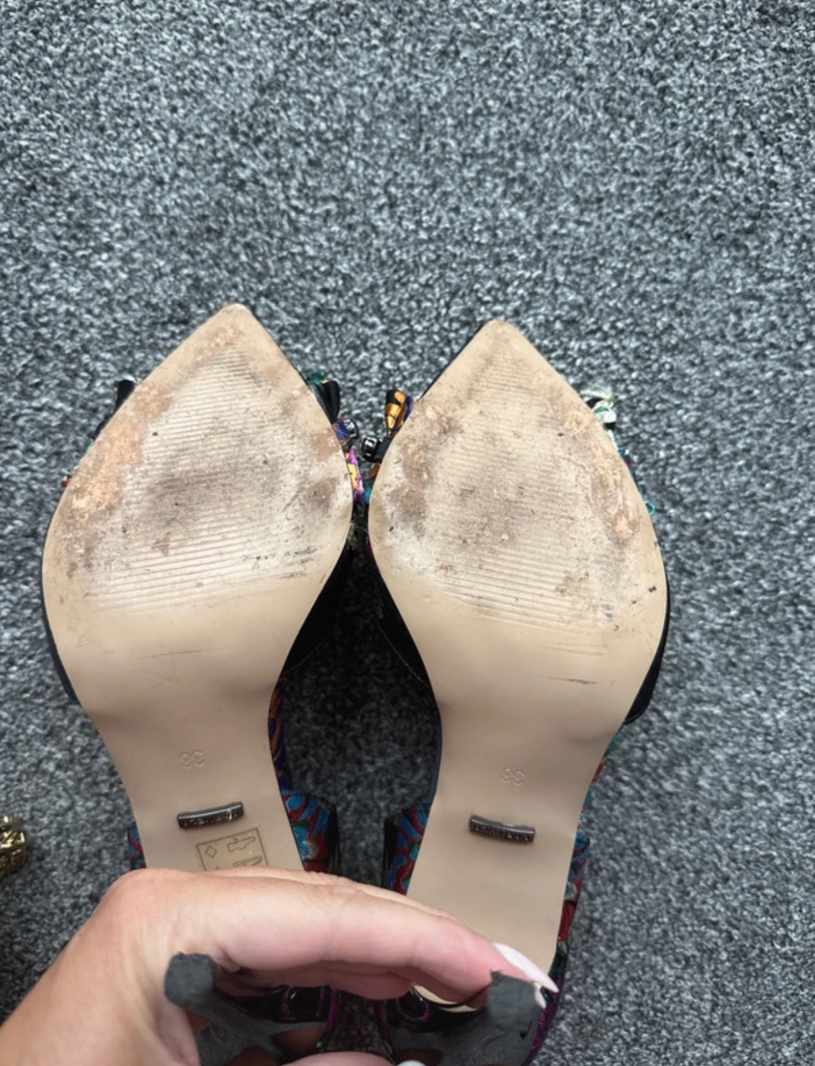 Комплект Carvela от съчетаващи се обувки и мини чанта с богат флорален принт