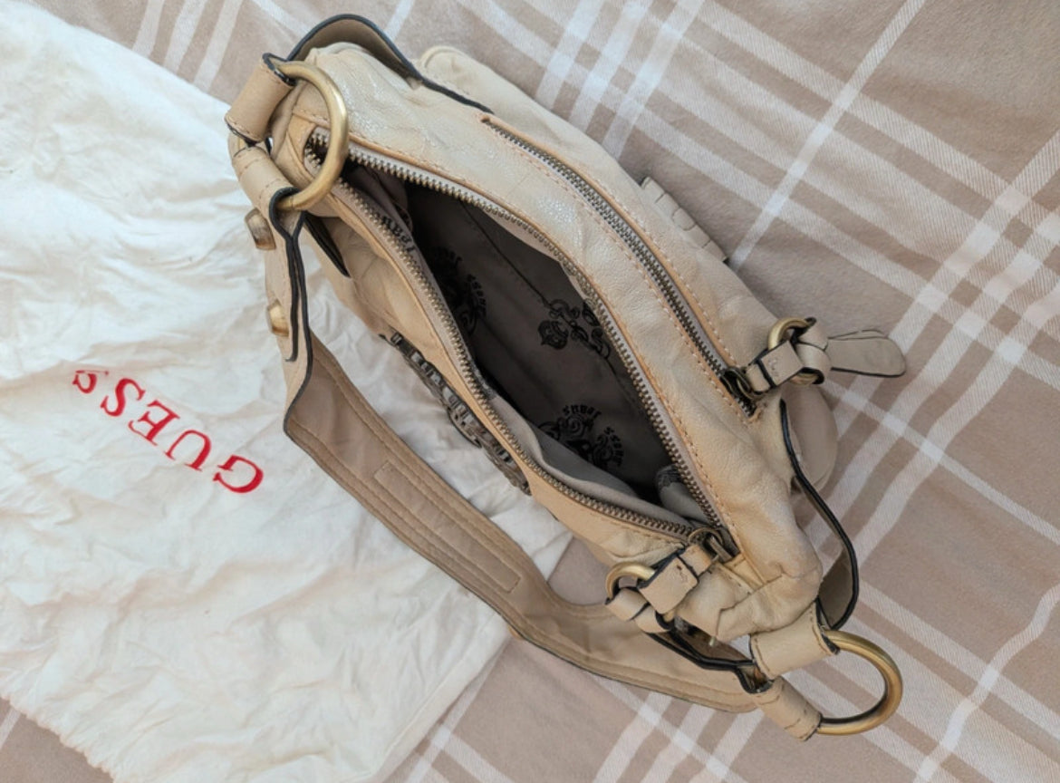Винтидж Guess shoulder bag в кремаво-бежов нюанс