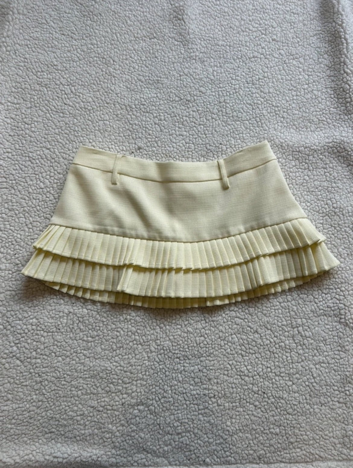 Butter Yellow плисирана мини пола Lioness - Sunday West Boutique