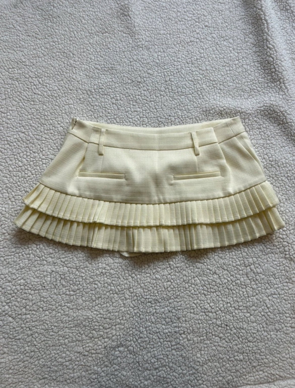 Butter Yellow плисирана мини пола Lioness - Sunday West Boutique