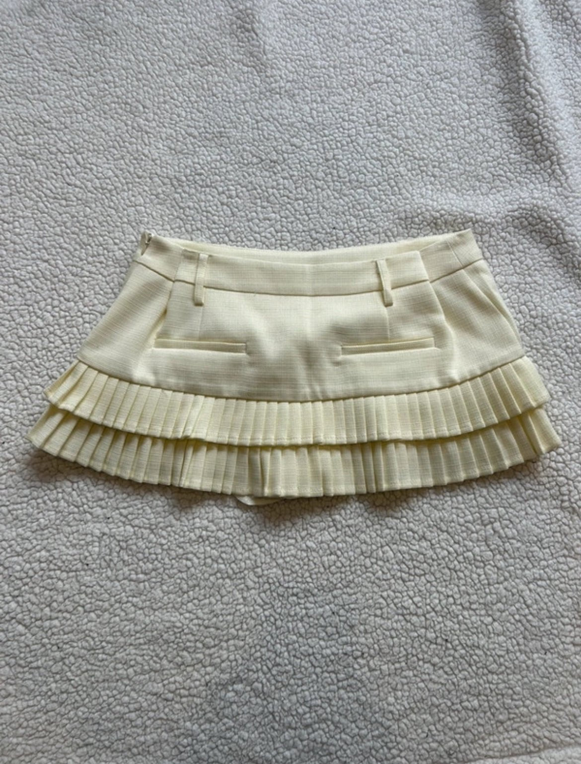 Butter Yellow плисирана мини пола Lioness - Sunday West Boutique