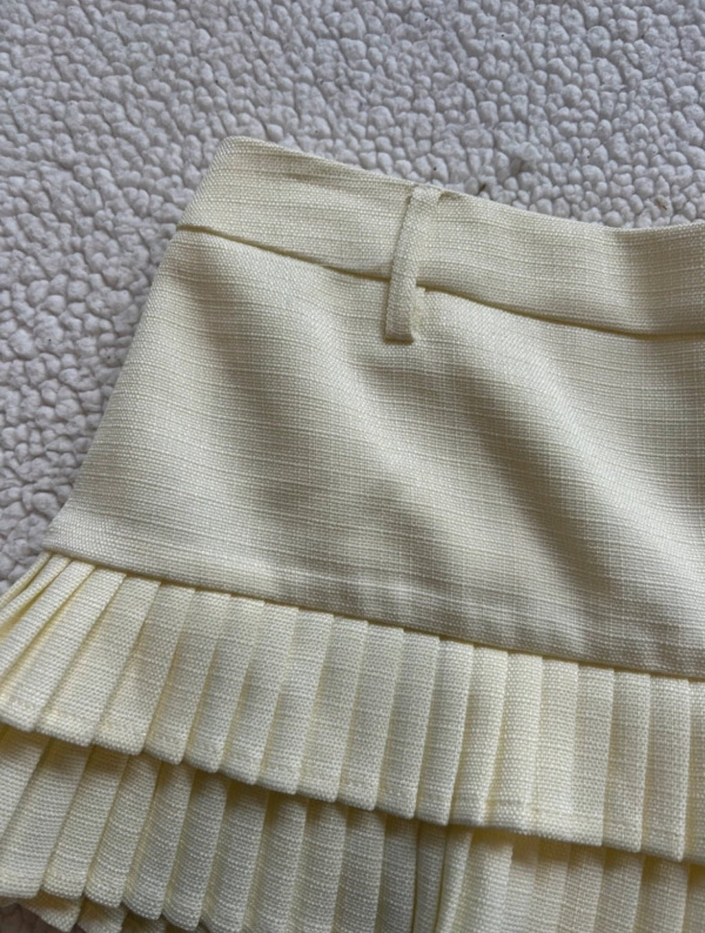Butter Yellow плисирана мини пола Lioness - Sunday West Boutique