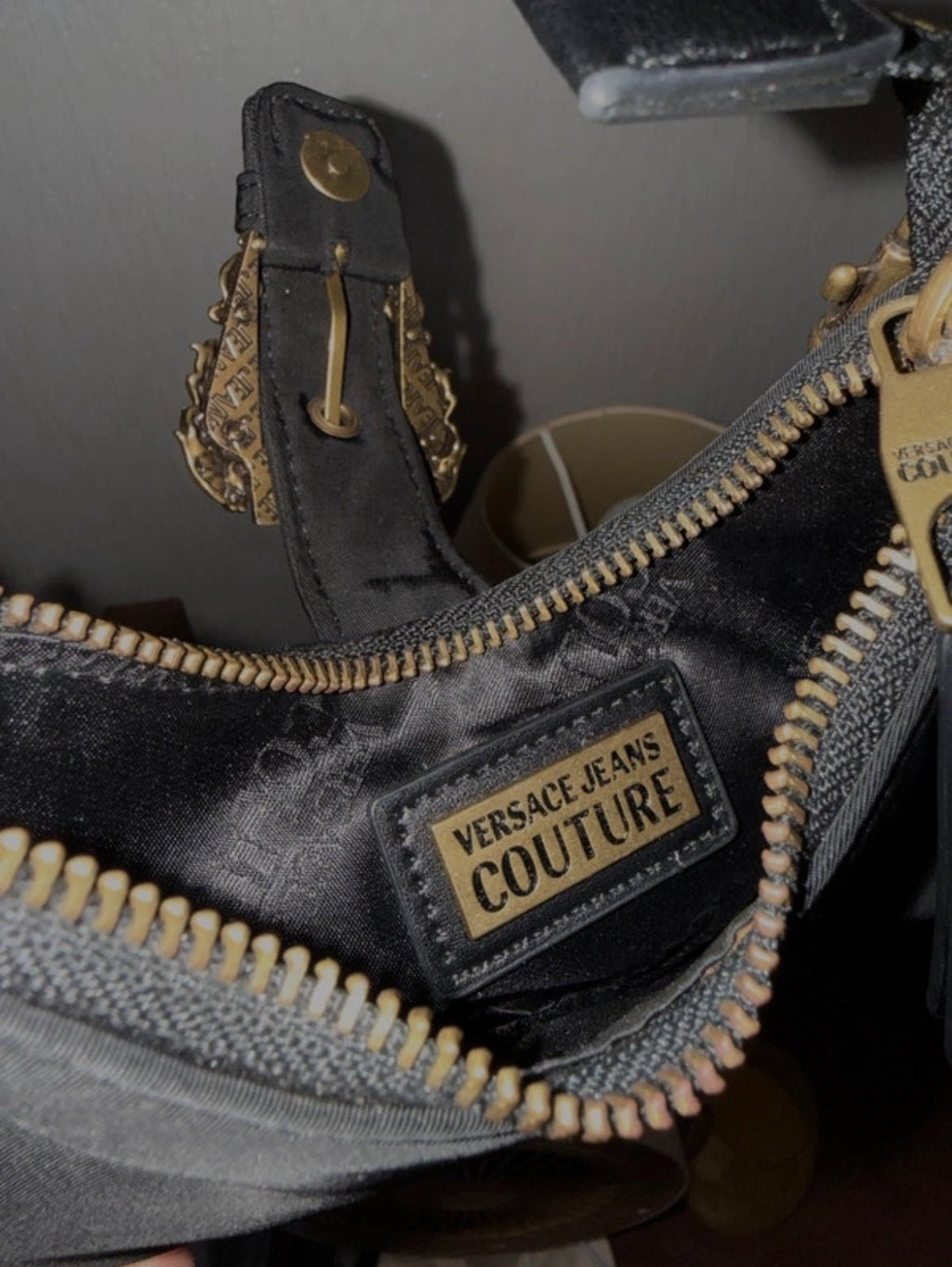 Чанта Versace Jeans Couture с бароков метален детайл - Sunday West Boutique
