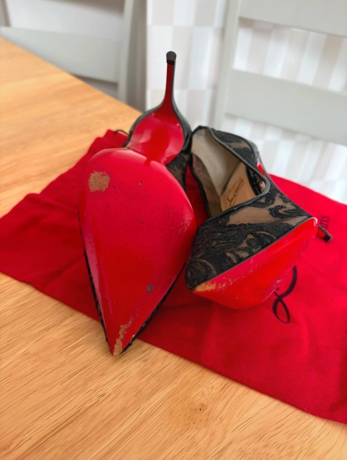 Дантелени стилето обувки на ток от Christian Louboutin - Sunday West Boutique