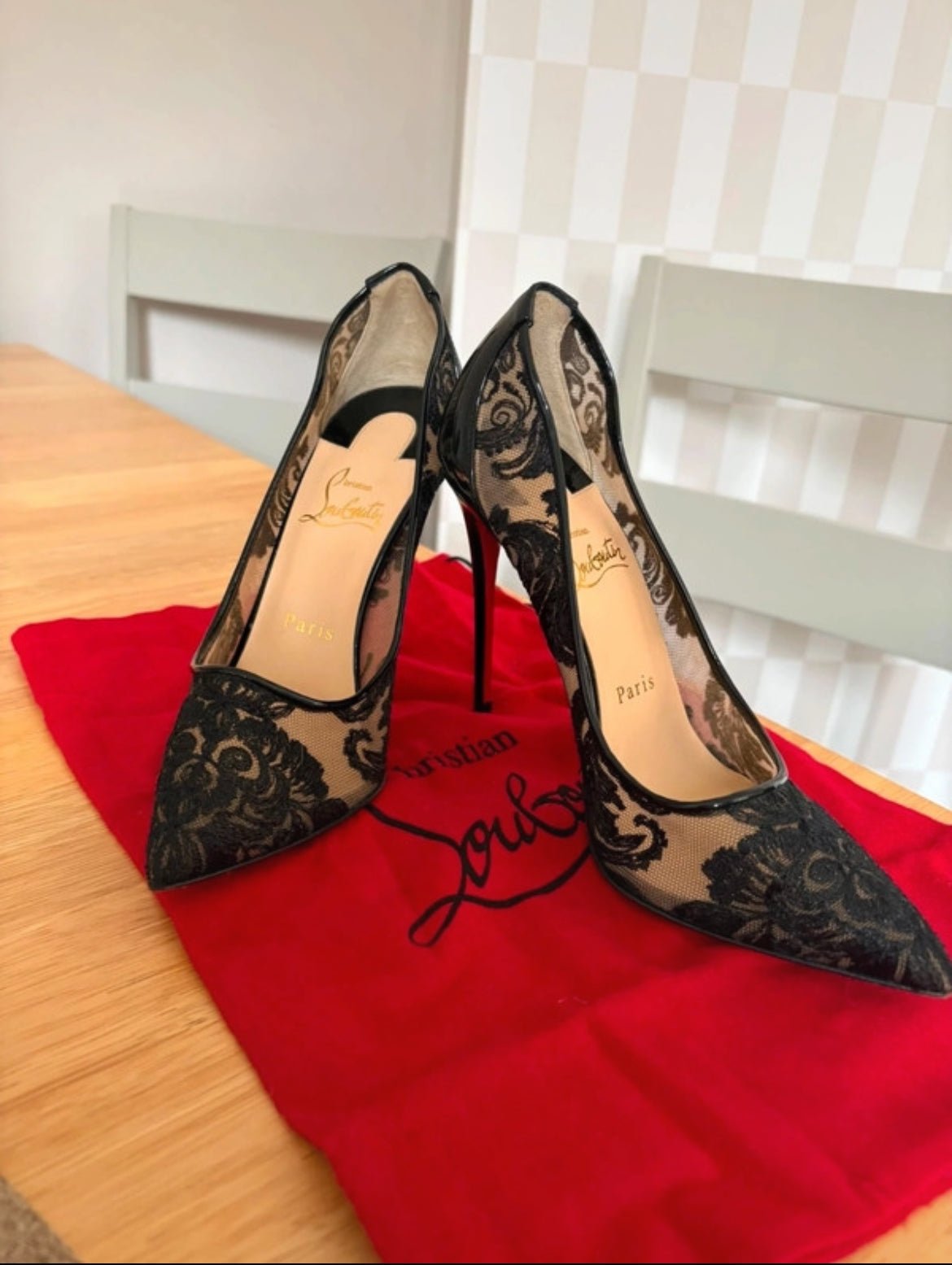 Дантелени стилето обувки на ток от Christian Louboutin - Sunday West Boutique
