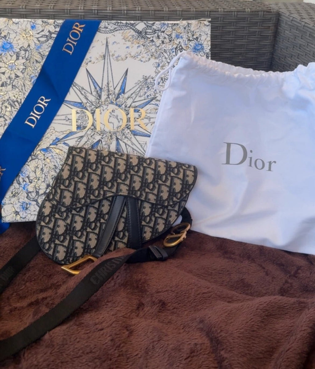 Dior Saddle чанта в емблематичния Blue Dior Oblique Jacquard - Sunday West Boutique