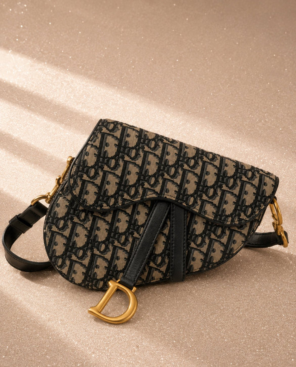 Dior Saddle чанта в емблематичния Blue Dior Oblique Jacquard - Sunday West Boutique