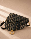 Dior Saddle чанта в емблематичния Blue Dior Oblique Jacquard - Sunday West Boutique